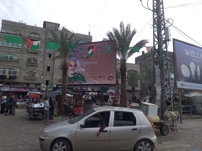 شوارع غزة وميادينها تتزين بصور الشهيد قاسم سليماني في ذكرى استشهاده الثانية