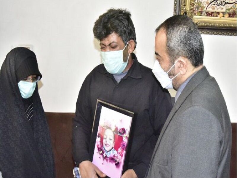 دلجویی استاندار خراسان جنوبی از خانواده کودک جانباخته در بیرجند دلجویی استاندار خراسان جنوبی از خانواده کودک جانباخته در بیرجند