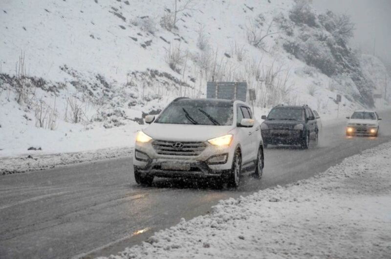 محور سیرجان به کرمان باز است / استفاده از زنجیر چرخ تنها راه تردد در گردنه خانه سرخ