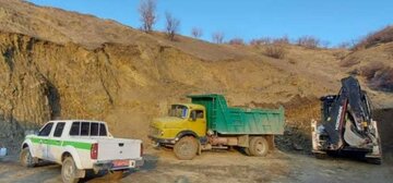 یک بیل مکانیکی حین تخریب اراضی ملی مریوان توقیف شد