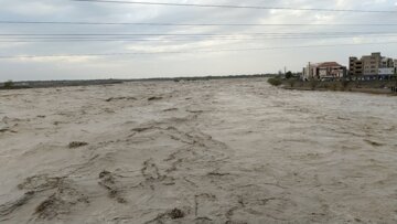 بارندگی و طوفان به خطوط برق ۶۰ روستای قشم خسارت وارد کرد