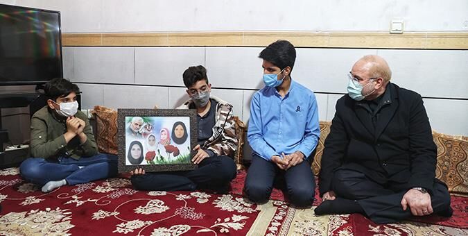 دلجویی قالیباف از خانواده و فرزندان شهدای حادثه روز تشییع پیکر شهید سلیمانی دلجویی قالیباف از خانواده و فرزندان شهدای حادثه روز تشییع پیکر شهید سلیمانی