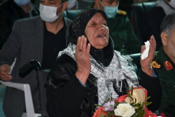 مراسم استقبال از مادر شهید شاه ولدی در ایلام
