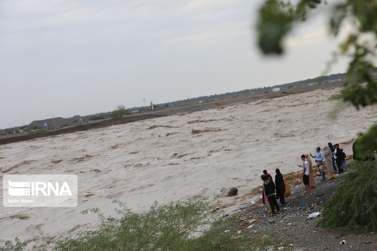 حضور مسوولان در مناطق سیل‌زده/ رفع مشکلات زیرساختی در هرمزگان بزودی آغاز می‌شود