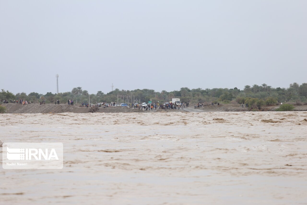 طغیان رودخانه شریفی موجب انسداد موقت مسیر جاسک بشاگرد شد