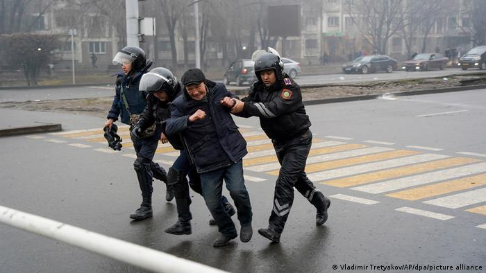 افزایش ناآرامی ها در قزاقستان و یورش معترضان به شهرداری آلماتی