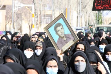 آیین تشییع پیکر پاک یک شهید گمنام در بروجرد