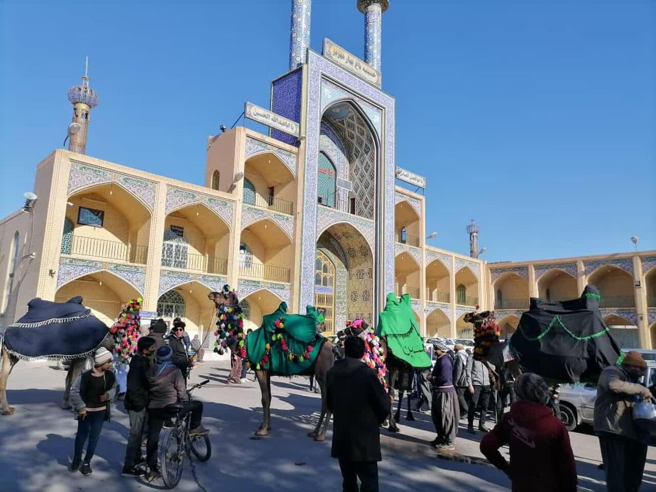 کاروان عزاداری فاطمیون در مهریز  به حرکت درآمد