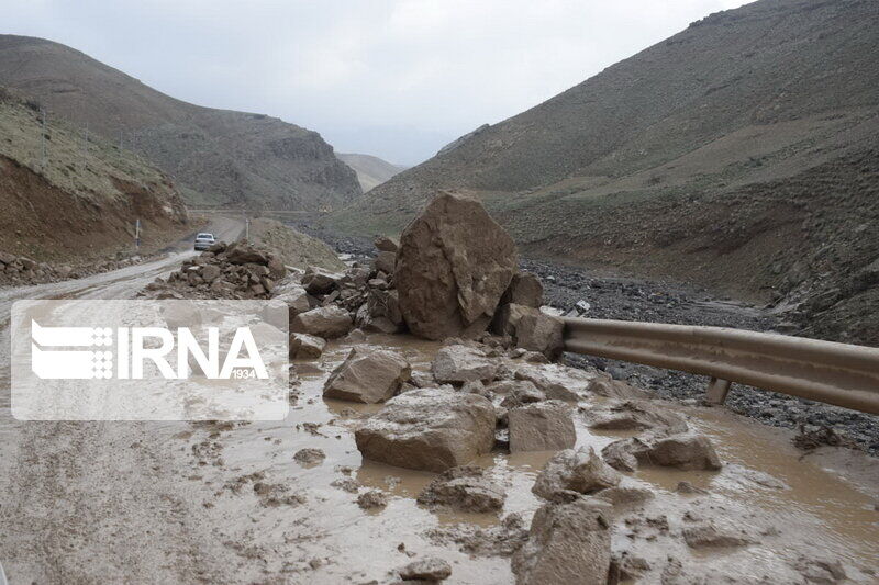 بخشی از جاده آزادشهر - شاهرود بر اثر ریزش کوه بسته شد