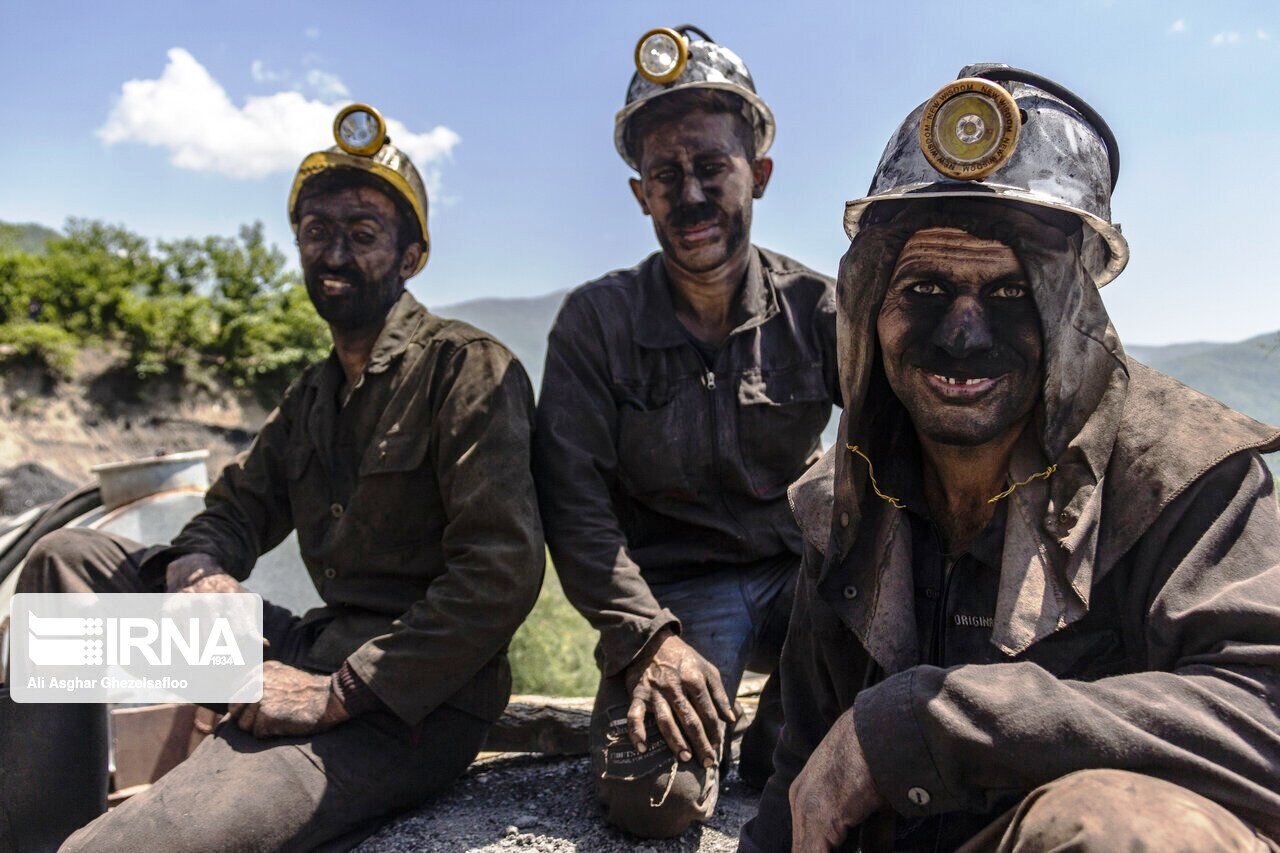 معدنچیان سرخسی با ۱۰ ماه حقوق معوق همچنان وعده استخراج می‌کنند