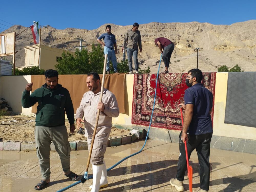 ۶۰ نیروی جهادی جهت کمک به سیل زدگان مناطق بستک اعزام شدند