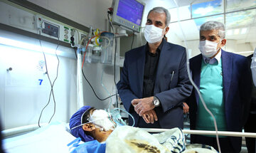 عیادت وزیر آموزش و پرورش از دانش‌آموز مصدوم ایلامی در حادثه انفجار مین