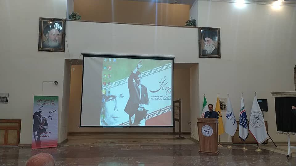 تابلوی تمبر اختصاصی جهان پهلوان تختی به عنوان میراث فرهنگی به موزه ارتباطات سپرده شد