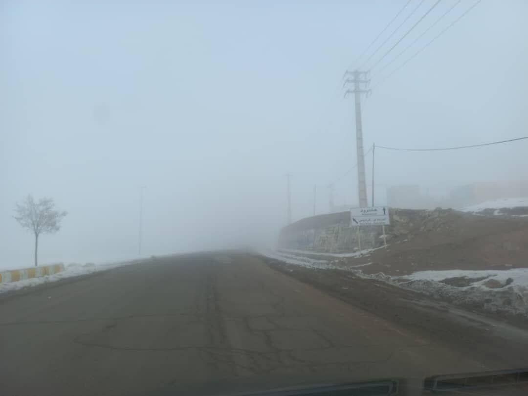 جادههای کوهستانی زنجان پوشیده از مه غلیظ است جادههای کوهستانی زنجان پوشیده از مه غلیظ است