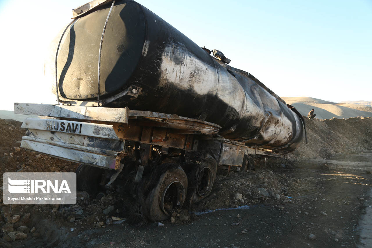 تصادف سه تانکر حمل سوخت در جاده جهرم - لار منجر به آتشسوزی شد تصادف سه تانکر حمل سوخت در جاده جهرم - لار منجر به آتشسوزی شد
