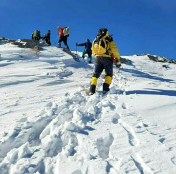 صعود کوهنوردان تکاب به قله برفی بلقیس