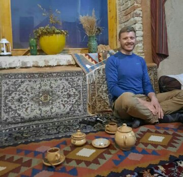 Des touristes étrangers visitent le site archéologique et touristique de Takht-e Soleiman dans l’ouest de l’Iran