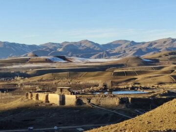 Des touristes étrangers visitent le site archéologique et touristique de Takht-e Soleiman dans l’ouest de l’Iran