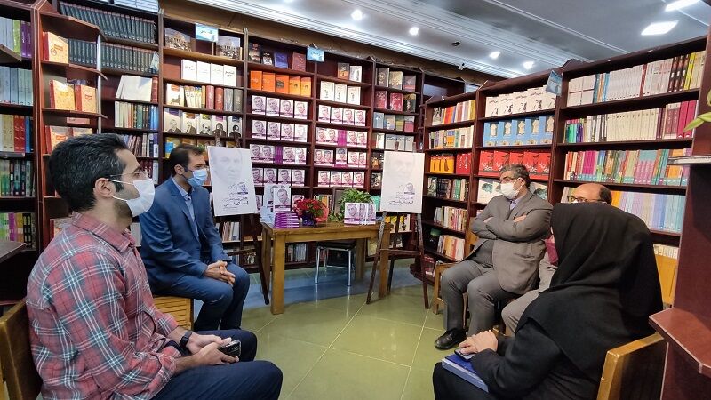 رونمایی از کتاب الفبای یاسمنها در کتابفروشی خوارزمی بیرجند رونمایی از کتاب الفبای یاسمنها در کتابفروشی خوارزمی بیرجند