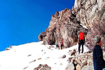 صعود زمستانی کوهنوردان به ارتفاعات برف‌گیر مهاباد