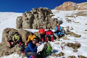 صعود زمستانی کوهنوردان به ارتفاعات برف‌گیر مهاباد