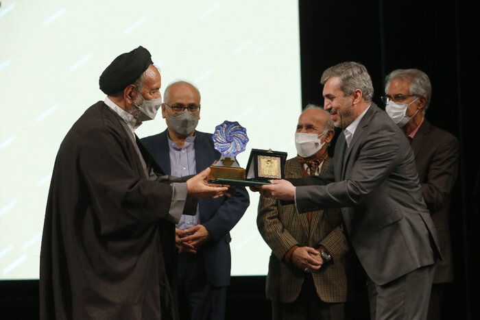 رونمایی از نشان خواجوی کرمانی در اختتامیه جایزه آینه دار دوران 2