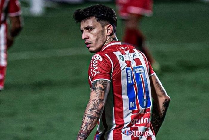 درخواست نجومی نائوچیکو برای انتقال قرضی کارلوس به استقلال