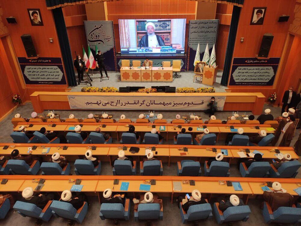آیتالله مکارم شیرازی: نقش مردمی مذهب نباید کمرنگ شود