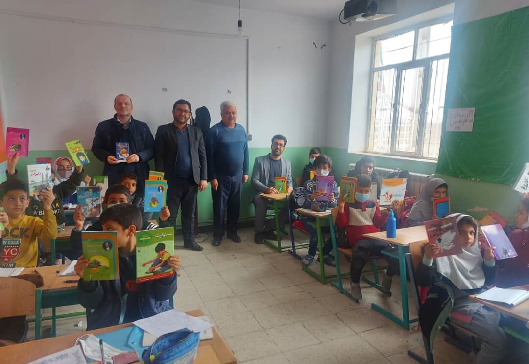 ۵۰۰ جلد کتاب میان روستاهای دیواندره توزیع شد ۵۰۰ جلد کتاب میان روستاهای دیواندره توزیع شد