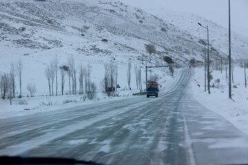 برف راه ارتباطی ۱۲۲ روستای آذربایجان غربی را مسدود کرد