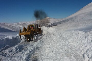 بارش برف راه ۱۰ روستای تکاب را مسدود کرد