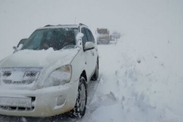 امدادرسانی هلال احمر تکاب به خودروهای گرفتار در برف
