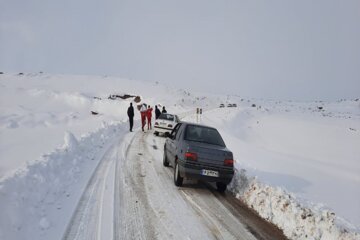 امدادرسانی هلال احمر تکاب به خودروهای گرفتار در برف