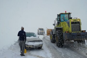 امدادرسانی هلال احمر تکاب به خودروهای گرفتار در برف