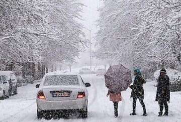 فعالیت مدارس فریدونشهر به علت بارش برف با تاخیر آغاز می شود