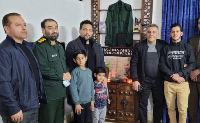 سرمربی تیم ملی کشتی با خانواده شهید مدافع حرم در گرگان دیدار کرد