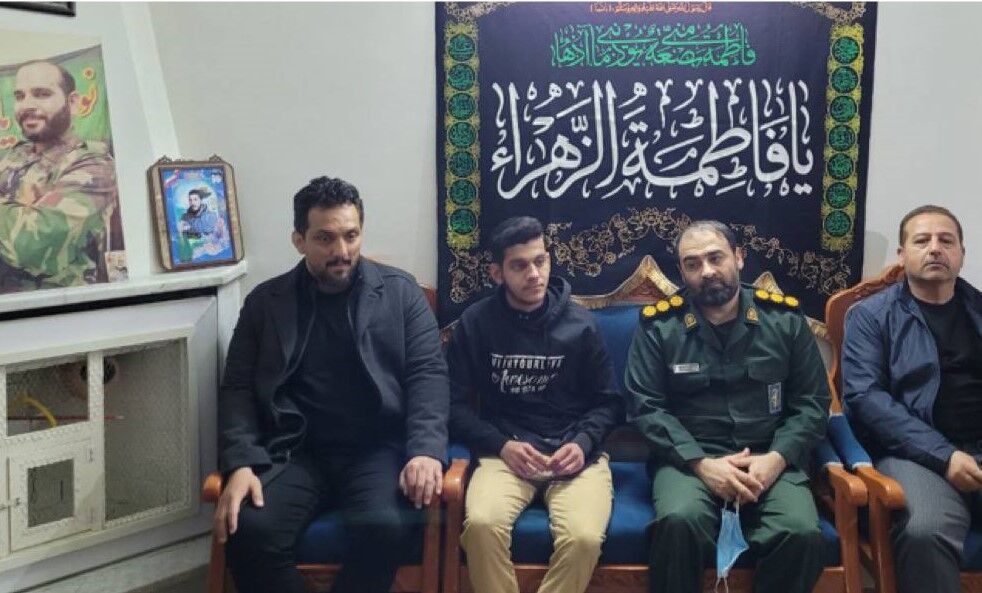سرمربی تیم ملی کشتی با خانواده شهید مدافع حرم در گرگان دیدار کرد