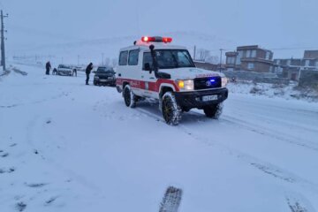 امداد رسانی به خودروهای گرفتار در برف اشنویه