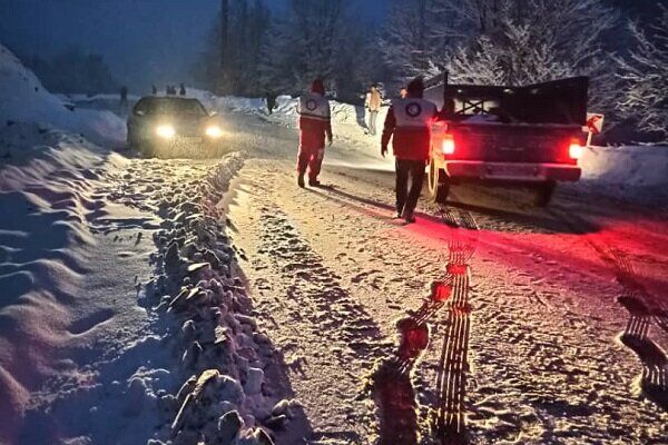 هلال احمر بروجرد بیش از ۱۰۰ خودروی گرفتار در جاده را امدادرسانی کرد