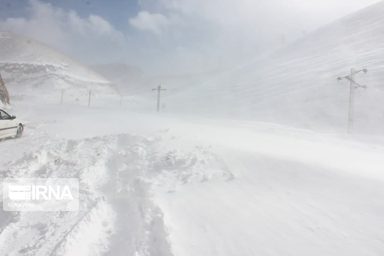 برف و کولاک راه ارتباطی ۵۵۰ روستای کردستان را بست