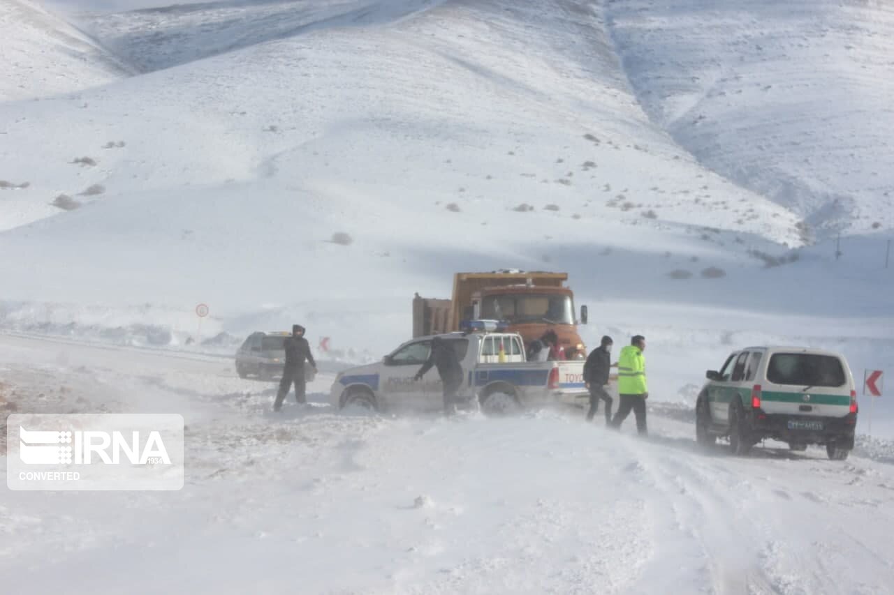 راهداران مهابادی ۴۰ دستگاه خودرو گرفتار در کولاک را نجات دادند