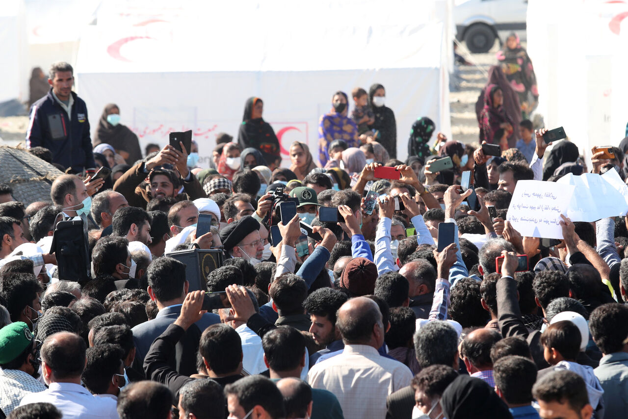 عکسی که نشاندهنده تغییر ریل حکمرانی در کشور است عکسی که نشاندهنده تغییر ریل حکمرانی در کشور است