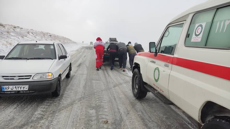 امدادرسانی هلال احمر ایلام به ۷۶ خودرو گرفتار در محورهای برفگیر 