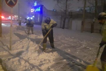 برف روبی معابر شهری ارومیه با وجود تداوم بارش