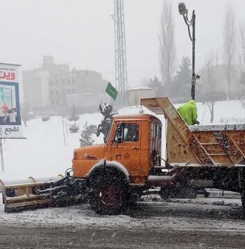 برف روبی معابر شهری ارومیه با وجود تداوم بارش