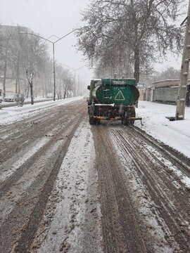 برف روبی معابر شهری ارومیه با وجود تداوم بارش