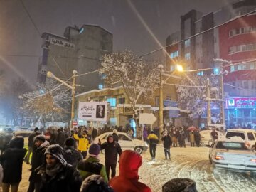 شادی مردم مهاباد در نخستین شب برفی سال