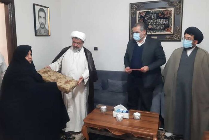 اولین روز کاری فرماندار گنبدکاووس با تجلیل از ۲ خانواده شهید آغاز شد