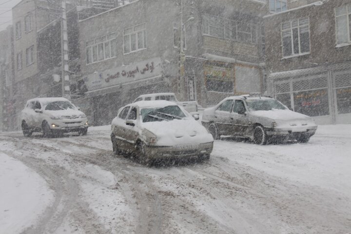 ۲ روی سکه برف در مهاباد