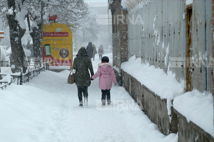 هوای اردبیل بحرانی شد؛ شهر زیر نیم متر برف 